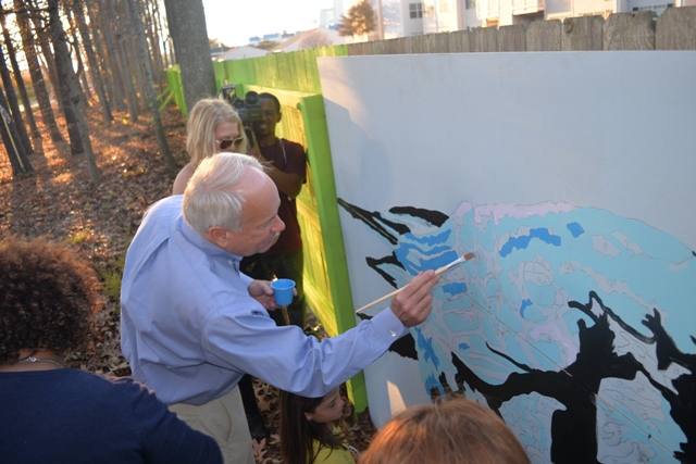 (Virginia Beach mayor Will Sessoms makes his mark with the stroke of a paint brush on 18th Street)